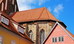 Bunte Häuserfassaden in der Altstadt von Stralsund.