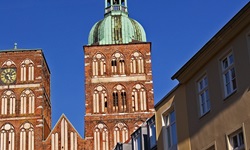 Der Turm der Nikolaikirche überragt die Altstadt von Stralsund.