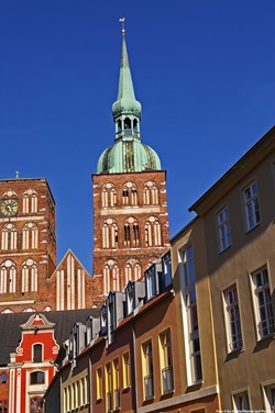 Der Turm der Nikolaikirche überragt die Altstadt von Stralsund.