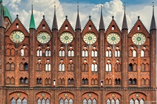 Die im Stil der norddeutschen Backsteingotik gehaltene Fassade des Rathauses von Stralsund.