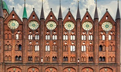 Die im Stil der norddeutschen Backsteingotik gehaltene Fassade des Rathauses von Stralsund.