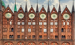 Die im Stil der norddeutschen Backsteingotik gehaltene Fassade des Rathauses von Stralsund.