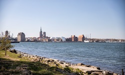 Die Skyline von Stralsund mit der markanten Silhouette der Nikolaikirche.
