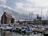 Dümpelnde Boote im Hafen von Stralsund.