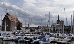 Dümpelnde Boote im Hafen von Stralsund.