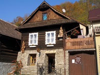Ein typisches Haus in den Mähren aus Stein und Holz mit geschnitzten Figuren an der Fassade in Stramberk