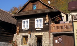 Ein typisches Haus in den Mähren aus Stein und Holz mit geschnitzten Figuren an der Fassade in Stramberk