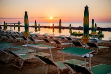 Blick über den Strand bei Sonnenuntergang am Hotel Gabriella