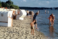 Blick auf ein Strandbad in der Nähe des Berliner-Mauer-Radwegs