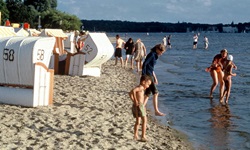 Blick auf ein Strandbad in der Nähe des Berliner-Mauer-Radwegs
