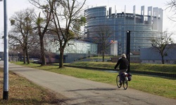 Ein Radler fährt auf einem Weg am Europäischen Parlament in Straßburg vorbei
