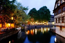 Historischer Stadtteil in Straßburg - das Kleine Frankreich bei Nacht