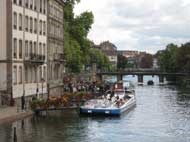 Blick auf ein Schiff in Straßburg