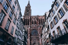 Häuserfassaden in der vom Münsterturm überragten Altstadt von Straßburg.