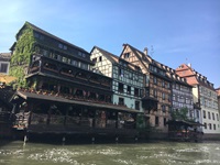 Fachwerkhäuser an einem Kanal in Straßburg.