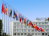 Fahnen der europäischen Staaten wehen vor einem EU-Gebäude in Straßburg.