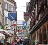 Die mit Wappen geschmückte Weingasse in Straßburg.
