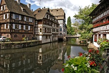Blick auf den Kanal mit den umliegenden Fachwerkhäusern im Petiite France in Frankreich
