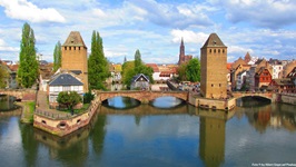 Stadtansicht von Straßburg mit der Ill, der Brücke Ponts Couverts und dem Münster.