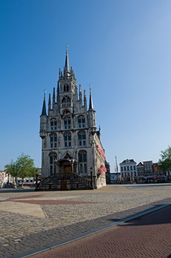 Das eindrucksvolle, mit vielen Türmchen verzierte Amtsgebäude der Stadt Gouda.