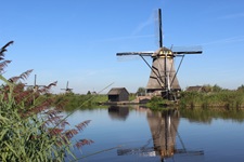 Windmühlenromantik an einem Fluss in Südholland.
