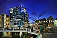 Im Stadtzentrum von Zaandam; im Vordergrund das modern gestaltete, aus mehreren Häuserfassaden zusammengesetzte Hotel Inntel.