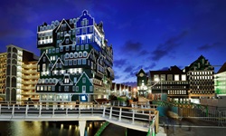 Im Stadtzentrum von Zaandam; im Vordergrund das modern gestaltete, aus mehreren Häuserfassaden zusammengesetzte Hotel Inntel.