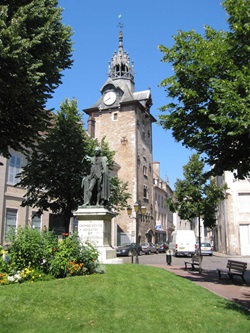 Standbild des französischen Naturwissenschaftlers Gaspard Monge vor dem Stadtturm von Beaune.