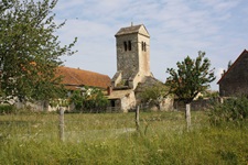 Idyllische Dorfkirche im romantischen Südburgund.