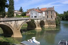 Südburgundisches Dorf mit Brücke.