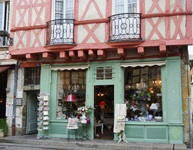 Ein Ladengeschäft mit Schaufenster in einem Fachwerkhaus in Chalon-sur-Saon im Südburgund.