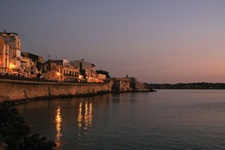 Romantische Abendstimmung an der Südost-Küste Siziliens.