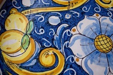 Ein kunstvolles, in Blau-, Weiß- und Gelb-Tönen gehaltenes Mosaik zeigt Blüten und Obstsorten.