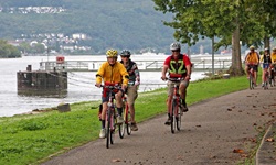 Fahrradfahrer radeln entlang des Ufers auf einem Radweg