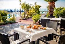 Blick auf einen gedeckten Frühstückstisch mit verschiedenen Leckereien auf der Terrasse des Hotel Gabriella