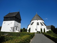 Blick auf die runde Kirche aus Kalkstein auf der Radreise auf der dänischen Insel Bornholm