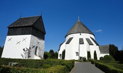 Blick auf die runde Kirche aus Kalkstein auf der Radreise auf der dänischen Insel Bornholm