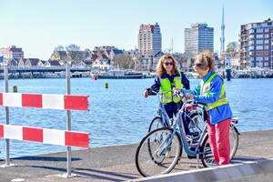 Reiseleiterinnen der Tulpentour mit ihren Fahrrädern in Zaandam in Holland