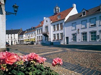 Die charakteristischen weißen Häuser im Zentrum des "weißen Dorfes" Thorn.