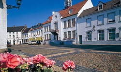 Die charakteristischen weißen Häuser im Zentrum des "weißen Dorfes" Thorn.
