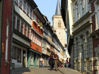 Touristen bummeln durch die Altstadt von Erfurt.