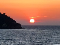 Ein malerischer Sonnenuntergang über dem Meer.