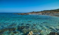Das kristallklare Wasser einer idyllischen Bucht an der toskanischen Küste.