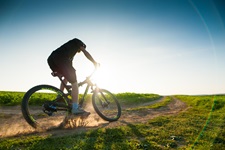 Ein Mountainbiker bereitet sich auf einem Naturtrail in der Toskana auf eine enge Wendung vor.