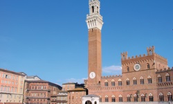 Die weltberühmte Piazza del Campo in Siena mit dem markanten Torre del Mangia.