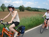 Zwei Radlerinnen in der Toskana.