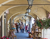 Läden in einem Arkadengang in Greve-in-Chianti.