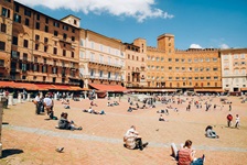 Getümmel auf der berühmten Piazza del Campo in Siena.