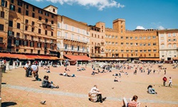 Getümmel auf der berühmten Piazza del Campo in Siena.