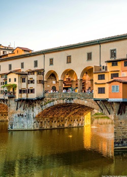 Blick auf den Ponte Vecchio über den Fluss Arno in Florenz